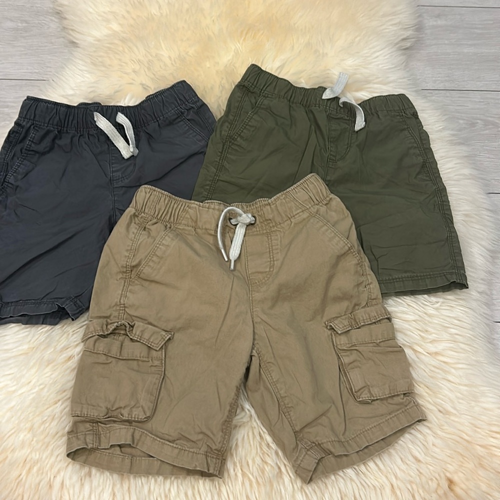 Old Navy 3 Pack Shorts Bundle in Tan, Gray & Army Green in Size 4T